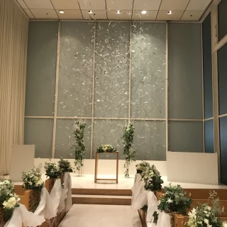 白を基調としたチャペル
鳥を模した物が天井から吊るされてい