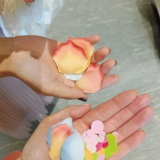 フラワーシャワーに紙で作ったミッキーを入れてます