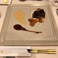 和牛フィレ肉とフォアグラのポワレに季節のフレッシュトリュフ