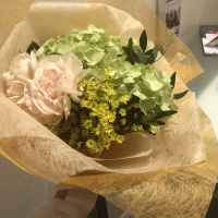 好きな色で花束を作ってプレゼントしてくれました。