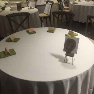 会場のテーブルは丸テーブルです