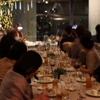 暗くなると大人っぽい雰囲気の会場