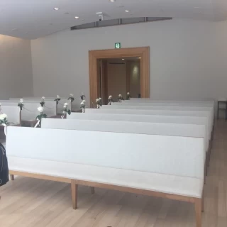 ルミエール。椅子が柔らかいので参列者に優しい