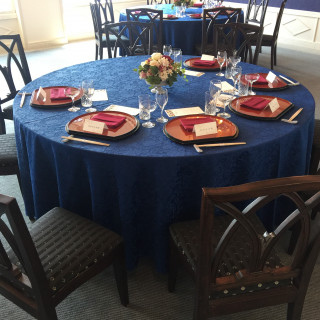 テーブルコーディネート例。濃いブルーだと大人っぽい。