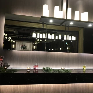 モダンな会場にあるバーカウンター