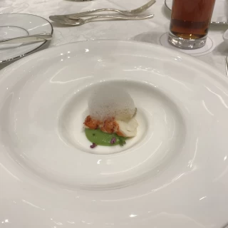 試食した前菜。お皿がおしゃれ