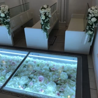 床がガラス張りでお花がしきつめられています