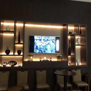 バーカウンターの横で好きな映像が流せるそうです
