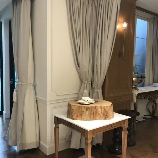 切り株を模した上にケーキを置くそうです。