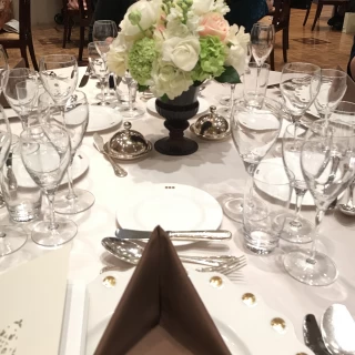 披露宴での卓上装花。会場のクラシカルさと馴染んで素敵でした。