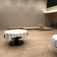 映像を映す大きなスクリーン設備やピアノもあります。