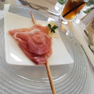 生ハムとグリッシーニ