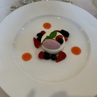 ホワイトチョコレートのデザートです。