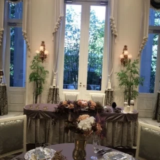 もう一つの会場の、新郎新婦の席です。
