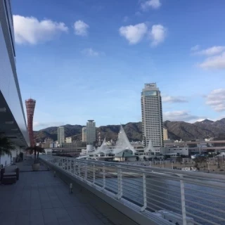 バルコニーに出ると神戸の風景が見える