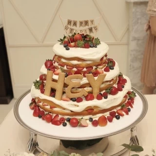 ネイキッドケーキを注文しました。ガーランドは手作り。