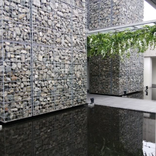 ドアを開けると水に浮かぶチャペルが！