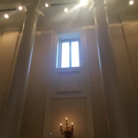 窓から外光も差し込みます