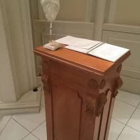 羽ペンと証明書台