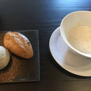 パン2種類とスープ。スープは季節毎に変わるそうです。