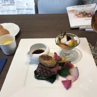 2万円相当のコースの前菜・スープ・メイン・パンです。