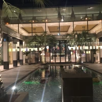 中にプールがあります。
夜はライトアップされ、幻想的です。