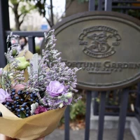 会場装花を持ち帰り用で包んでくれました