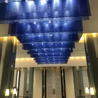 水の流れをイメージした天井装飾