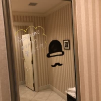 トイレの鏡に招待者にサプライズ