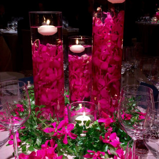 各テーブルに置かれた会場自慢の装花