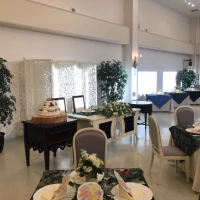 会場前方。テーブルは正方形で、組み合わせると6人座れました。