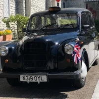 新郎新婦はロンドンタクシーに乗って披露宴会場へ移動します。