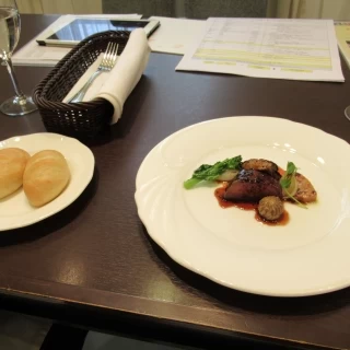 パンとメインのお肉
