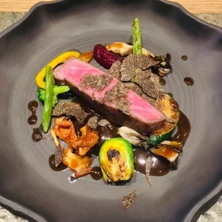 じっくり焼かれた牛ステーキ。トリフの香りも最高、