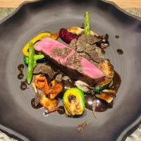 じっくり焼かれた牛ステーキ。トリフの香りも最高、