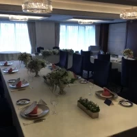 会場が華やかなのでお花はそんなになくても大丈夫そうです