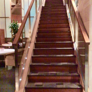 レストラン内の大階段。フォトスポットにもなる。