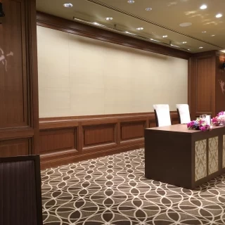一階の披露宴会場の高砂席