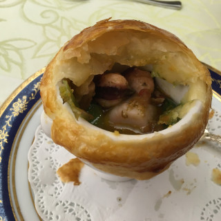パイを崩すと、中に海鮮いっぱい！豪華です