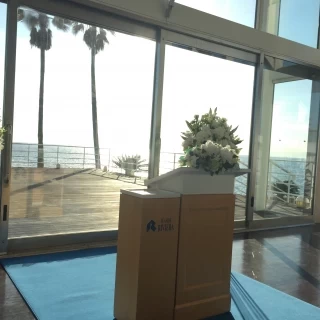 太陽の光が沢山入って目の前に海が広がっています！