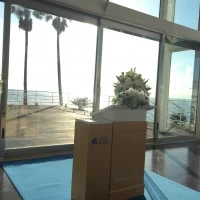 太陽の光が沢山入って目の前に海が広がっています！