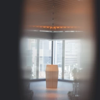 挙式会場のドアから撮影