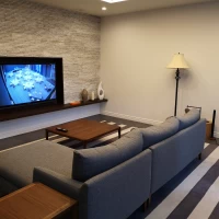 控え室から披露宴会場をモニタリング可能