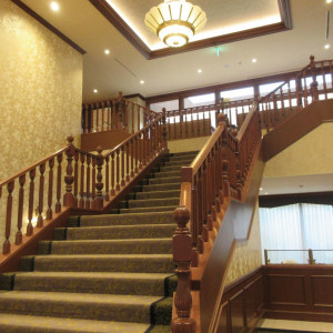 入ってすぐにクラシックな雰囲気の階段が出迎えてくれます。|520673さんの若宮の杜 迎賓館の写真(774154)