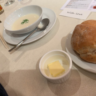 スープとパンです。