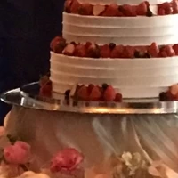 いちごいっぱいの定番ウエディングケーキ