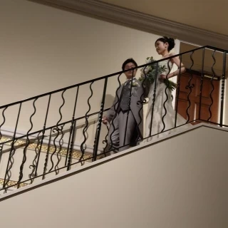 2階の階段から登場