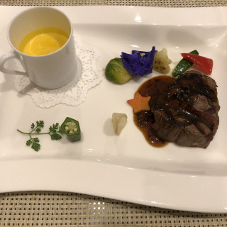 牛フィレ肉のステーキ(トリュフソース)と人参のポタージュ