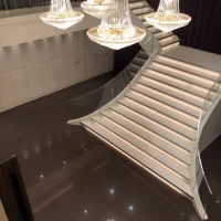 フラワーシャワーのための階段。上から