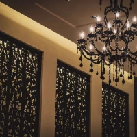 シャンデリアはこんな感じで、天井は高めです